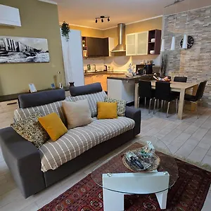 Apartamento Prime - Large Independent Apartment, Air Conditioning, 2 Bathrooms, 2 Free Covered Parking Spaces, No Restricted Traffic Zone, Train Station 100m, Theatre 150m, Historic Centre, Varese